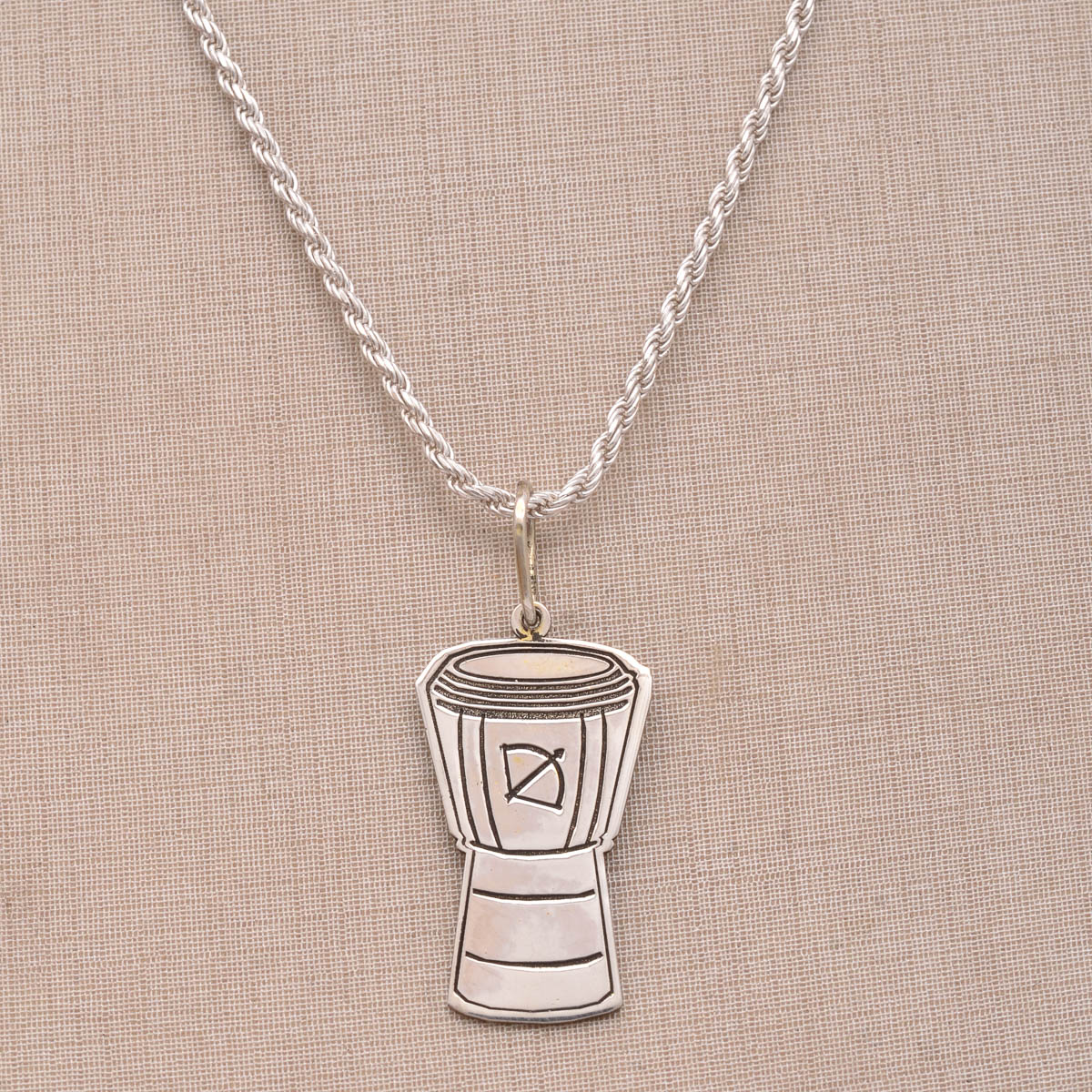 Colar Sagrado – Amuleto Atabaque em Prata